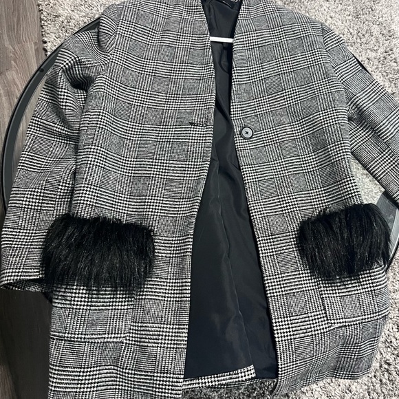 Houndstooth coat with faux fur pocket detail - Picture 3 of 3